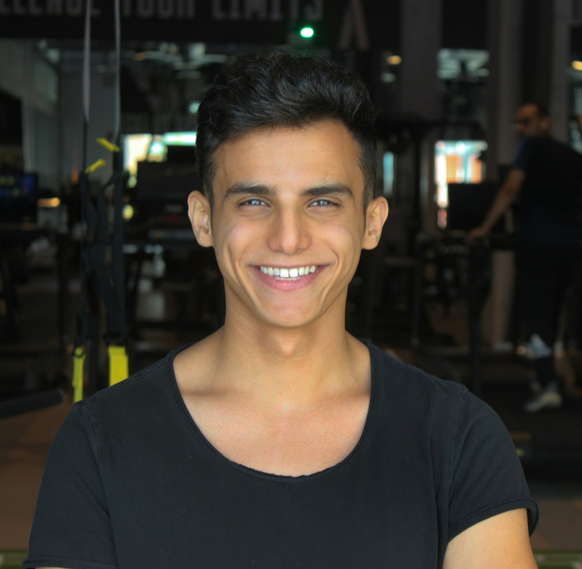 Lächelnder Trainer in einem Fitnessstudio