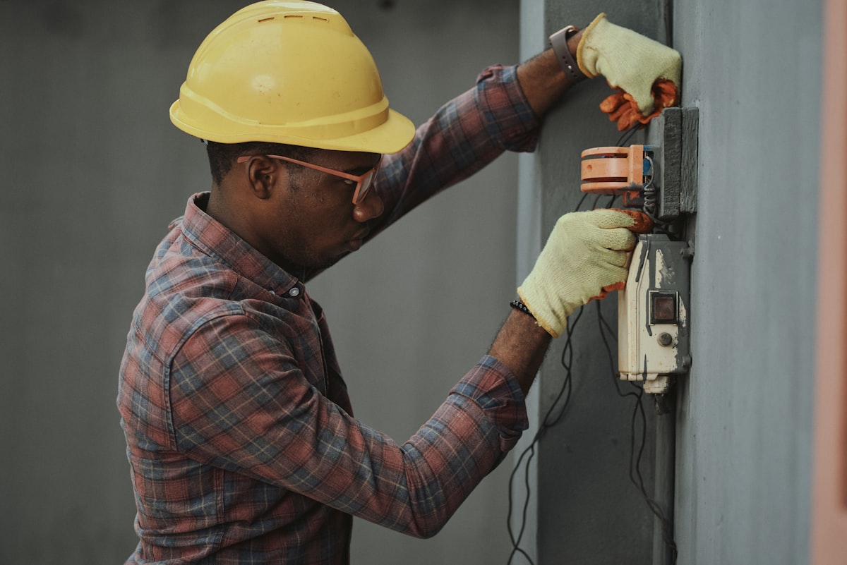Elektriker bei der Arbeit an einer Verteilerdose
